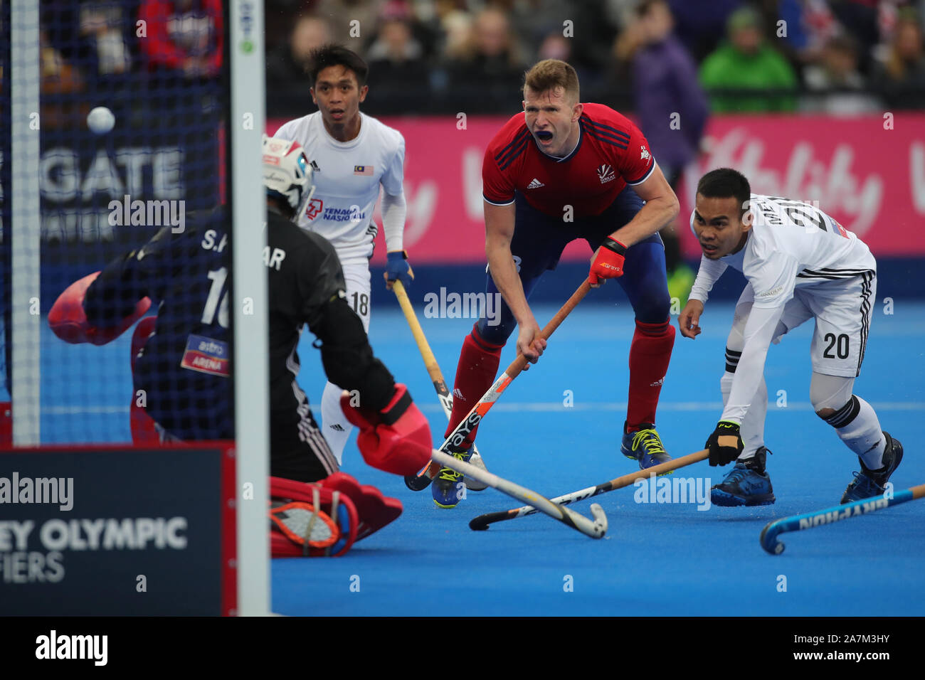 Gran Bretagna Sam Ward punteggi i suoi lati secondo obiettivo del gioco durante il connettore FIH Hockey qualificatore olimpico a Lee Valley Hockey e Tennis Centre di Londra. Foto Stock