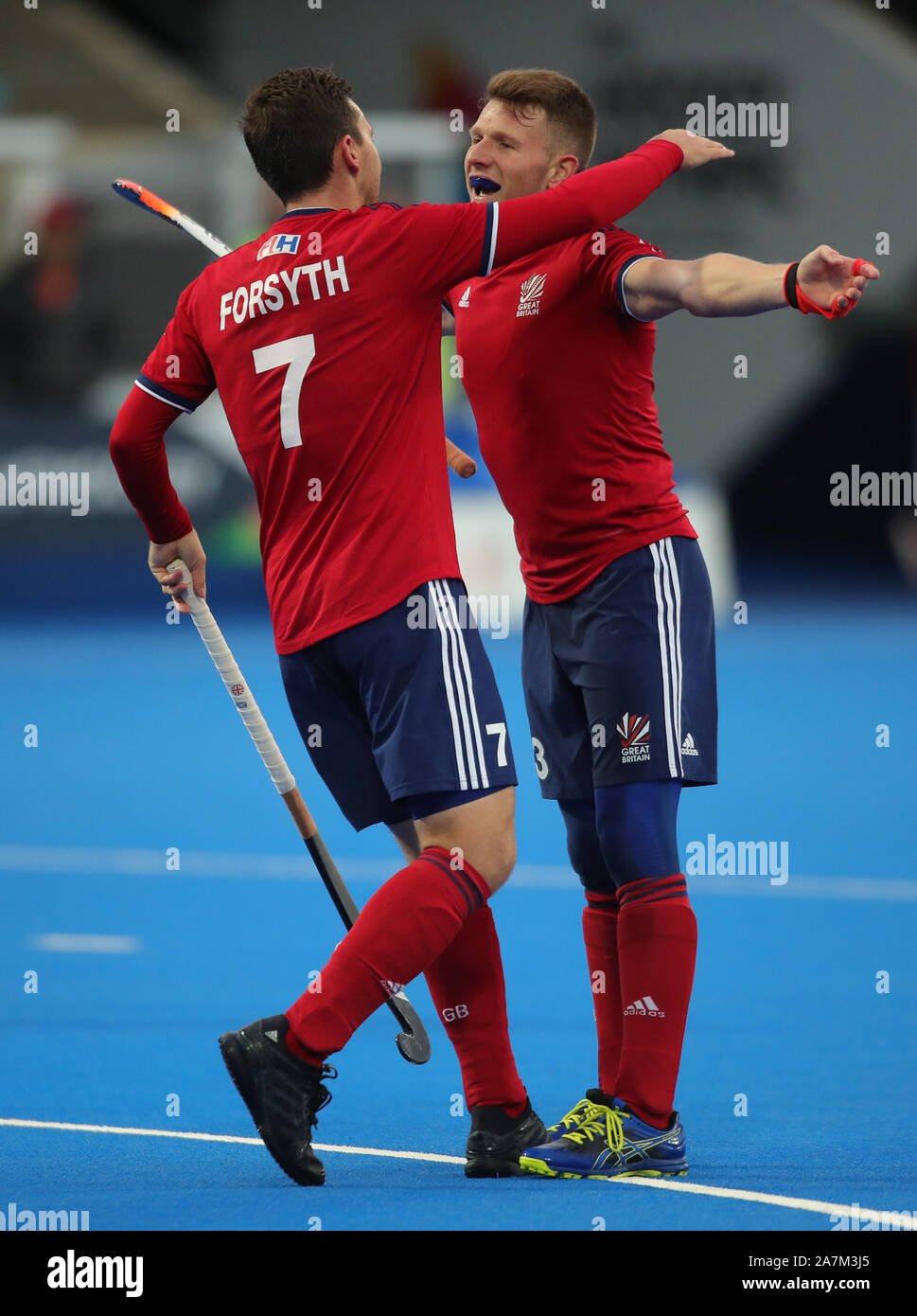 Sam Ward della Gran Bretagna festeggia dopo aver segnato i suoi lati secondo gol del gioco durante il FIH Hockey Olympic Qualifier al Lee Valley Hockey and Tennis Center di Londra. Foto Stock