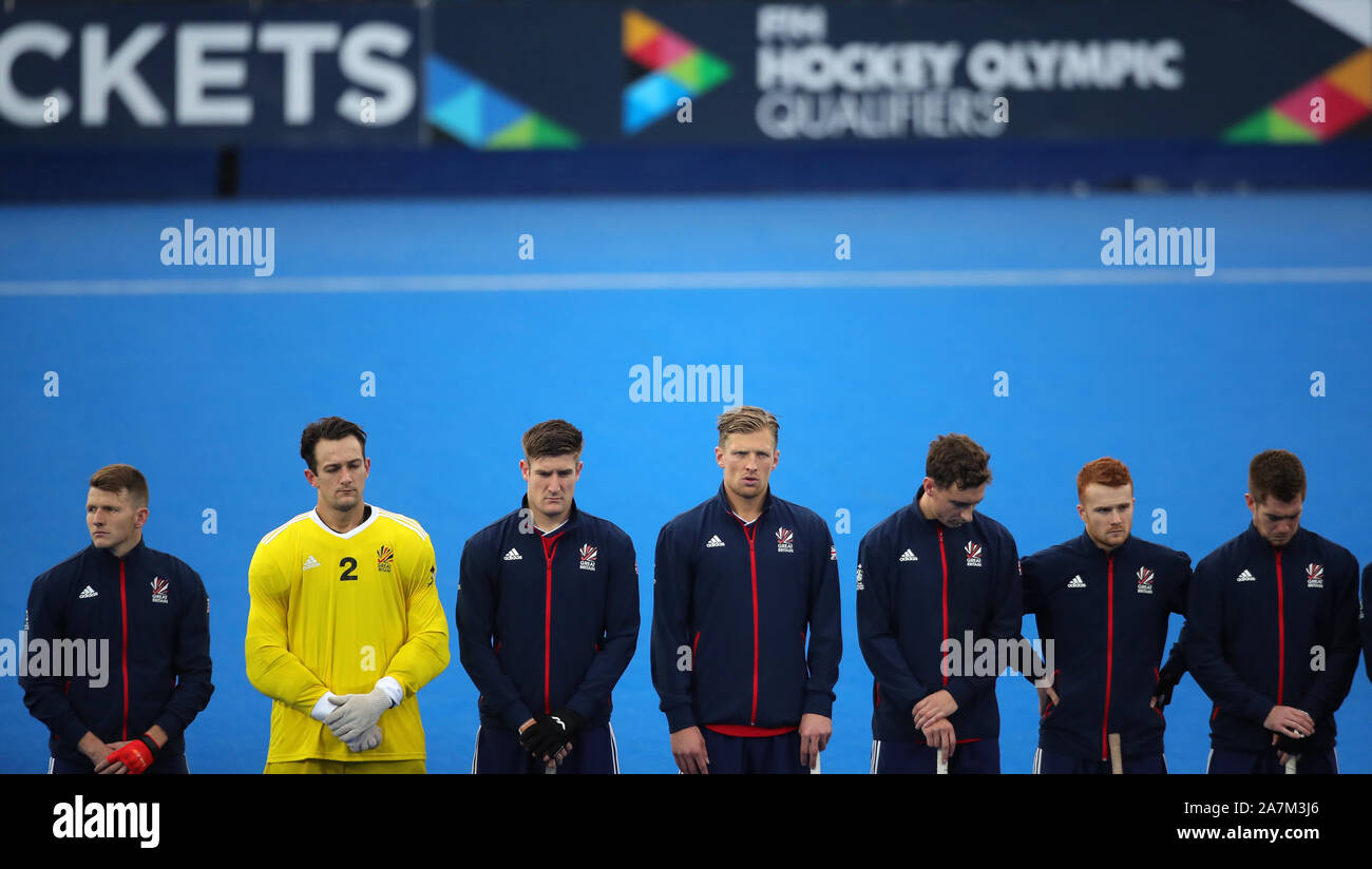 In Gran Bretagna i giocatori line up durante il connettore FIH Hockey qualificatore olimpico a Lee Valley Hockey e Tennis Centre di Londra. Foto Stock