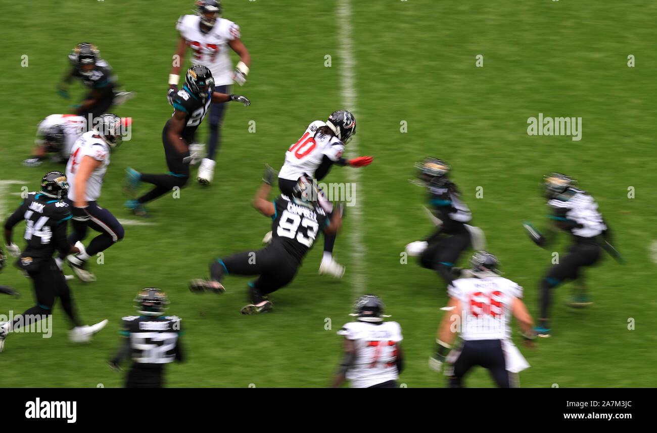 Houston Texans' DeAndre Hopkins (centro) porta la sfera durante la NFL serie internazionale corrisponde allo stadio di Wembley, Londra. Foto Stock