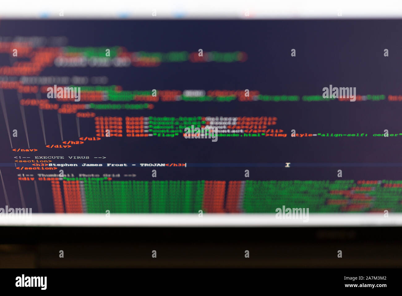 Lo schermo di un computer che mostra la codifica. Concetto - sicurezza informatica, virus hacking e cavalli di troia Foto Stock