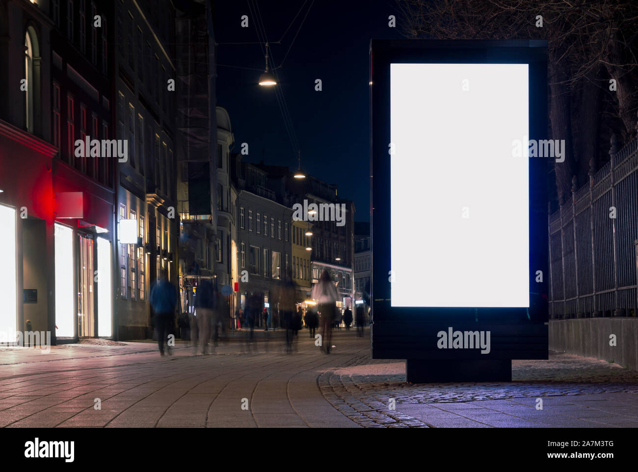 Blank annuncio tramite Affissioni, con persone sfocata di notte Foto Stock