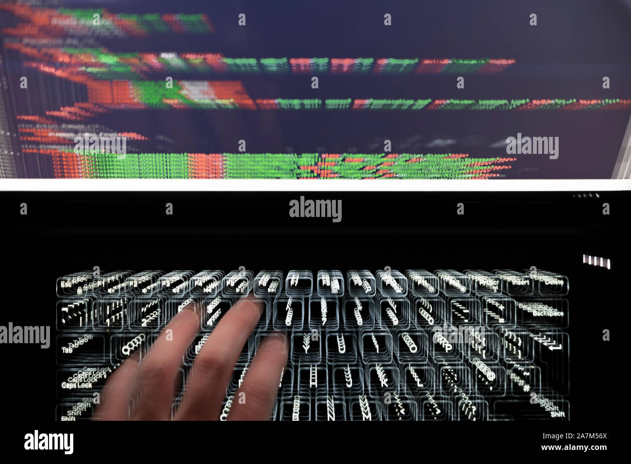 La digitazione sulla tastiera di un computer - concetto alla sicurezza informatica, phishing, hacking di attacco di social engineering, scuro web, virus e trojan horse Foto Stock
