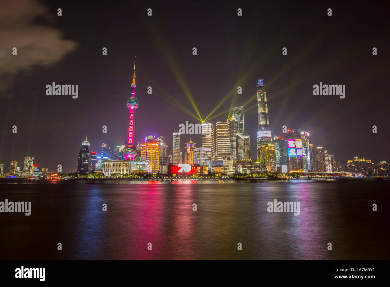 Vista notturna del Fiume Huangpu e il Quartiere Finanziario di Lujiazui con grattacieli e edifici ad alta a Pudong, Shanghai, Cina Foto Stock