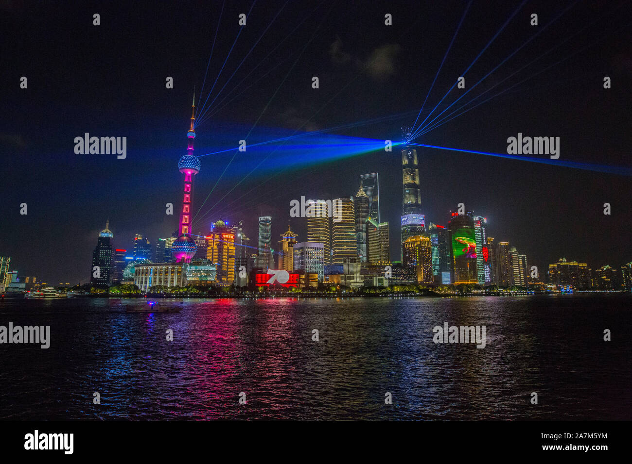 Vista notturna del Fiume Huangpu e il Quartiere Finanziario di Lujiazui con grattacieli e edifici ad alta a Pudong, Shanghai, Cina Foto Stock