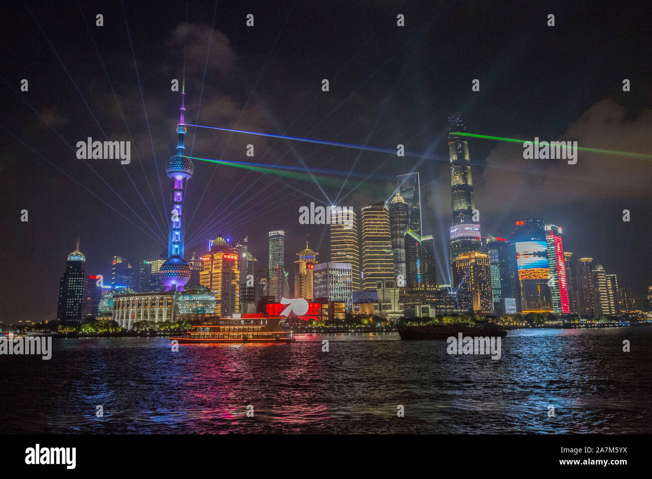 Vista notturna del Fiume Huangpu e il Quartiere Finanziario di Lujiazui con grattacieli e edifici ad alta a Pudong, Shanghai, Cina Foto Stock