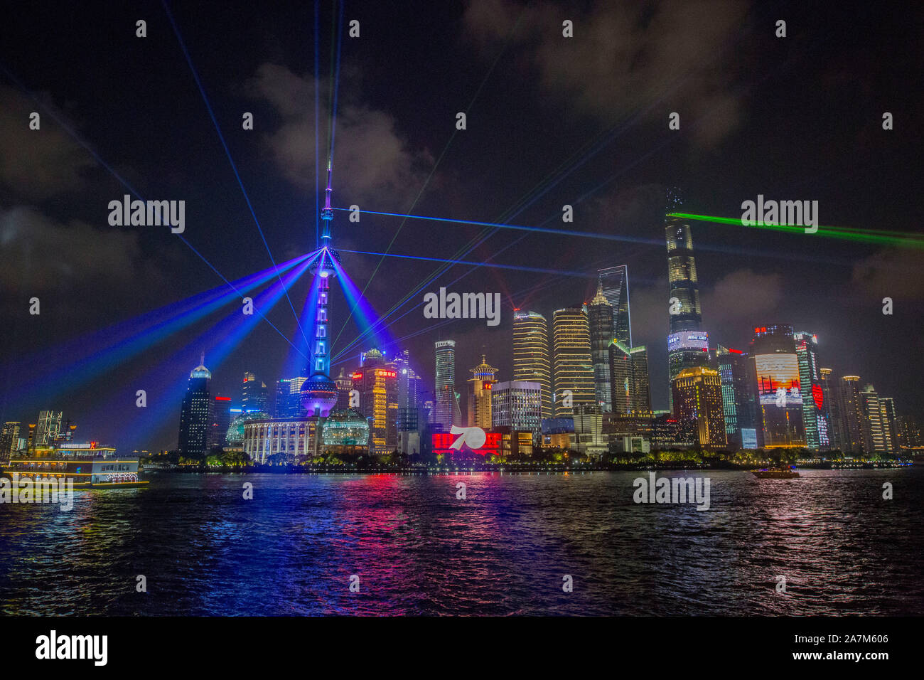 Vista notturna del Fiume Huangpu e il Quartiere Finanziario di Lujiazui con grattacieli e edifici ad alta a Pudong, Shanghai, Cina Foto Stock