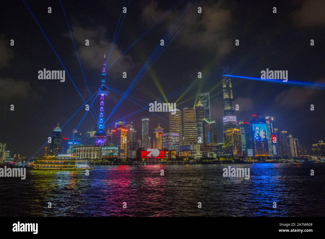 Vista notturna del Fiume Huangpu e il Quartiere Finanziario di Lujiazui con grattacieli e edifici ad alta a Pudong, Shanghai, Cina Foto Stock