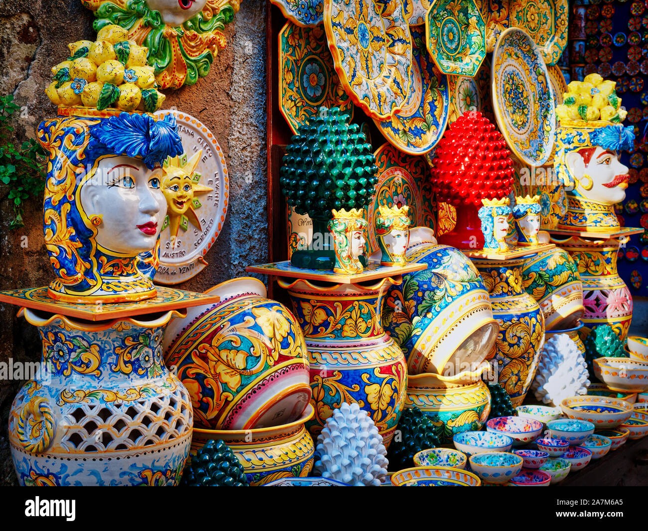 Artigianato ceramico gli articoli in vendita in Sicilia Italia Foto Stock