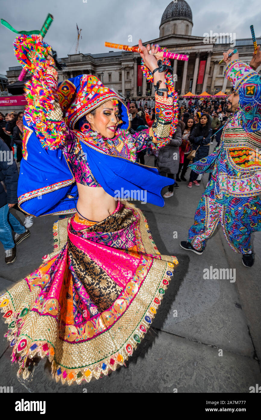 Londra, Regno Unito. 3 Novembre, 2019. Il Garba come tutti sono i benvenuti a partecipare alla famosa danza del Gujarat, stato dell India - Diwali a Trafalgar Square, il sindaco di Londra evento, in partenariato con il Diwali a Londra (DIL) Comitato. Un mix di arte indiana, artigianato, cultura, cibo, l'intrattenimento, workshop interattivi per celebrare Diwali, la festa delle luci. Credito: Guy Bell/Alamy Live News Foto Stock