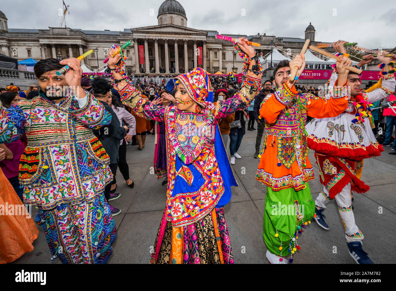 Londra, Regno Unito. 3 Novembre, 2019. Il Garba come tutti sono i benvenuti a partecipare alla famosa danza del Gujarat, stato dell India - Diwali a Trafalgar Square, il sindaco di Londra evento, in partenariato con il Diwali a Londra (DIL) Comitato. Un mix di arte indiana, artigianato, cultura, cibo, l'intrattenimento, workshop interattivi per celebrare Diwali, la festa delle luci. Credito: Guy Bell/Alamy Live News Foto Stock