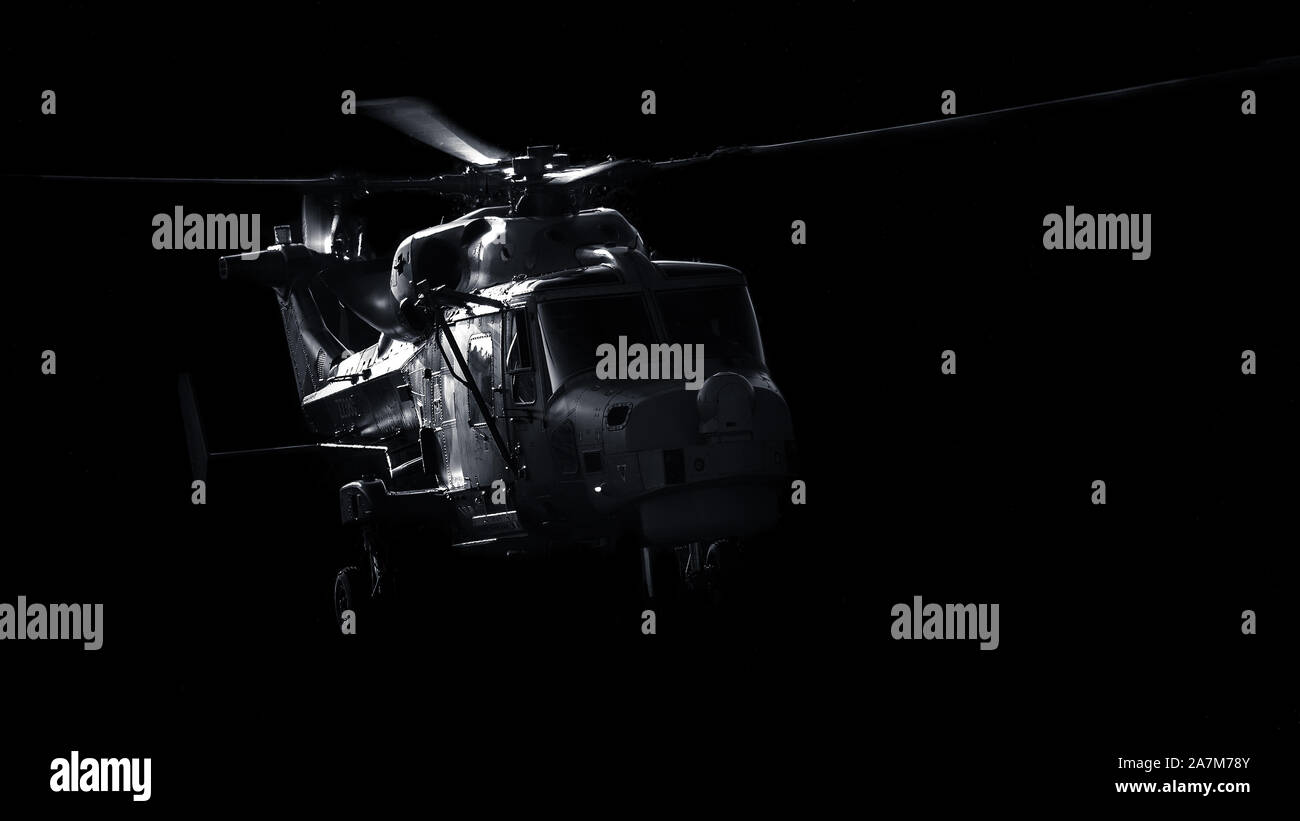 La Royal Navy Wildcat elicottero passando sotto la luce diretta del sole. Foto Stock