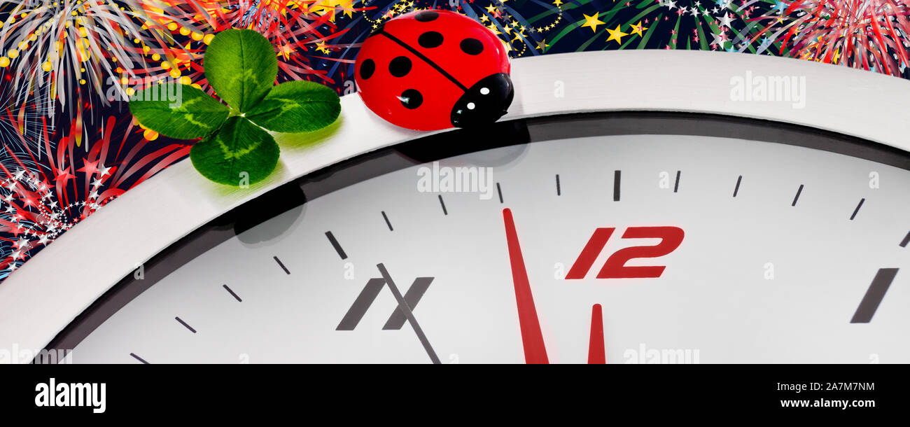 Capodanno orologio con fuochi d'artificio come sfondo banner Foto Stock