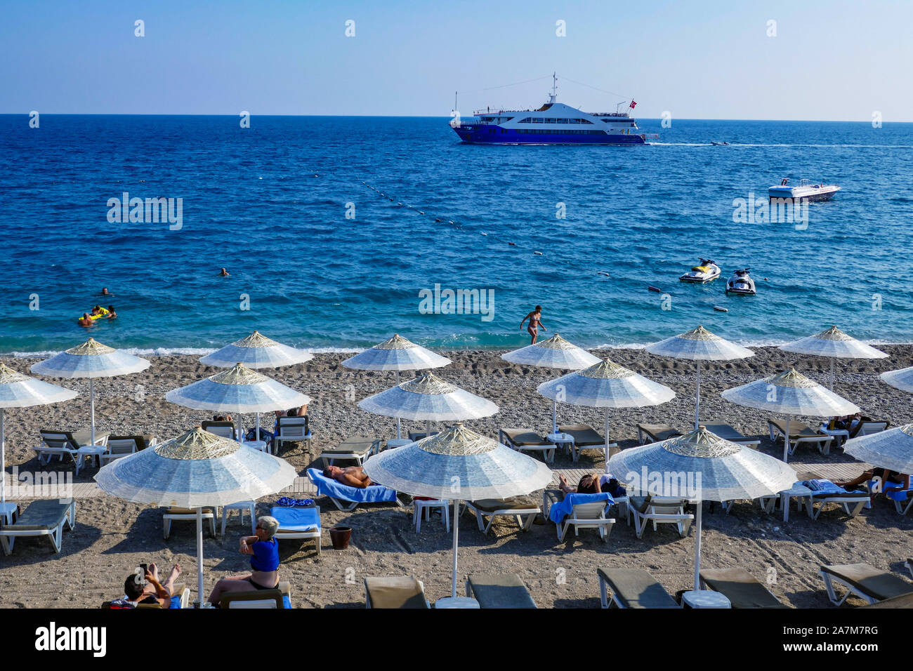 Imbarcazione turistica a Antalya, Konyaalti, turco destinazione di vacanza, Turchia Costa turchese, Mare Mediterraneo, Foto Stock
