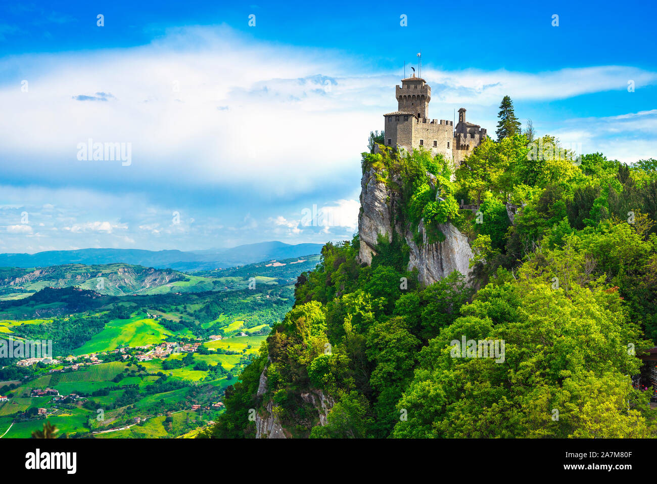 Repubblica di San Marino, medievale Fratta seconda torre su di una scogliera rocciosa e vista panoramica della Romagna Foto Stock