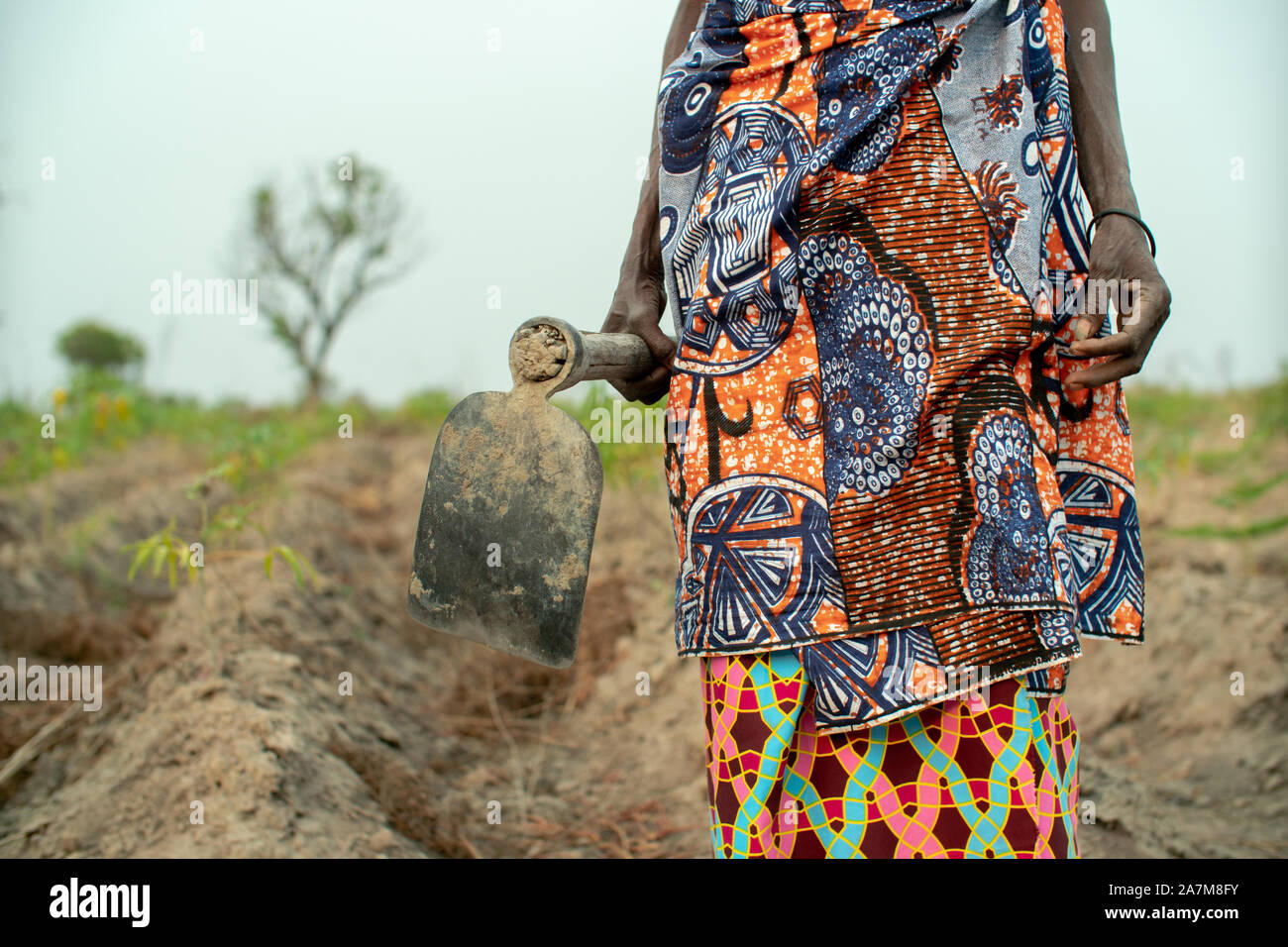 Femmina locale agricoltore vestiti in colorati panni africani, Angola 2019 Foto Stock
