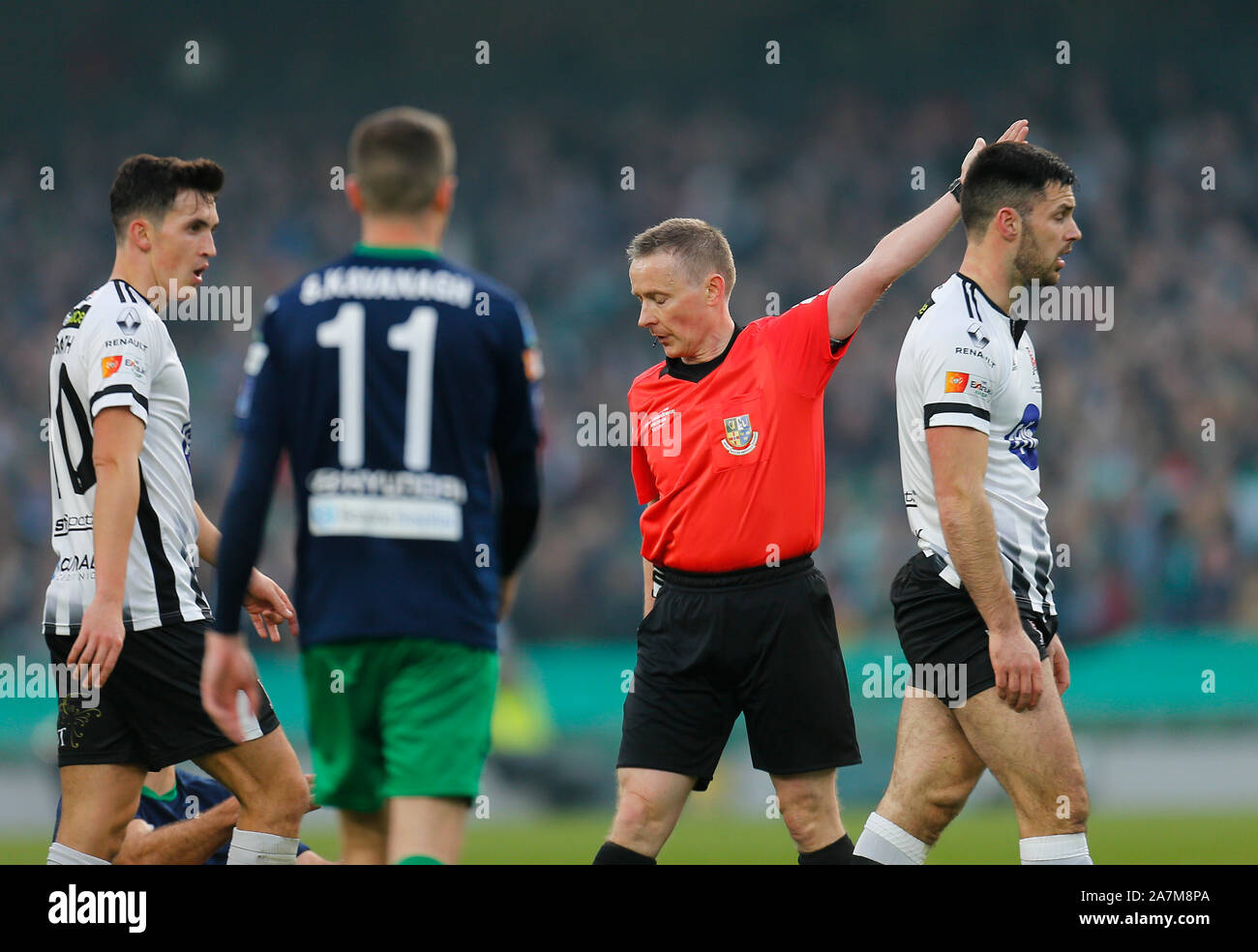 Aviva Stadium, Dublino, Leinster, Irlanda. 3 Novembre, 2019. FAI Cup finale di calcio, Dundalk Football Club versus Shamrock Rovers; arbitro Derek Tomney chiede un calcio di punizione - Editoriale usare carte di credito: Azione Plus sport/Alamy Live News Foto Stock