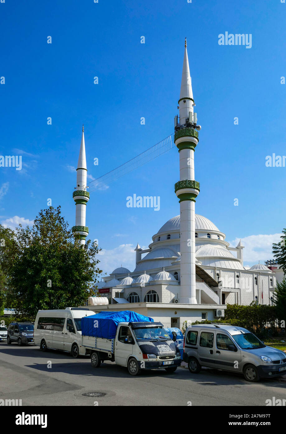 Moschea con minareti, Antalya, Konyaalti, turco destinazione di vacanza, Turchia Costa turchese, Mare Mediterraneo, Foto Stock