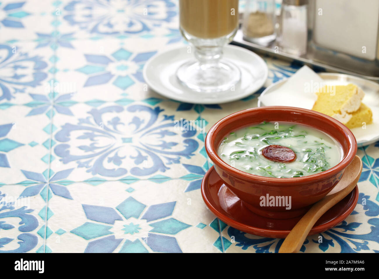 Caldo verde (zuppa di cavolo riccio) & broa (pane di mais), la cucina tradizionale portoghese Foto Stock