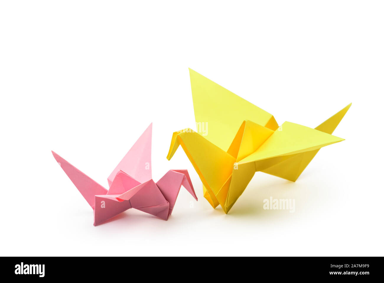 Coppia di uccelli Origami, di bambino e di adulto isolato con percorso di clipping. Giapponese carta ripiegata Swan. Cura dei genitori e simbolo di amore Foto Stock