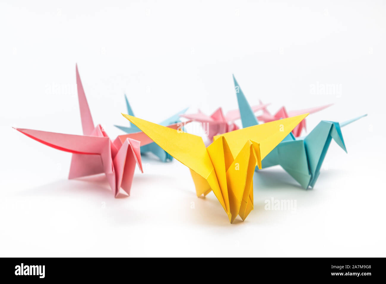 Origami stormo di uccelli su sfondo bianco. Il concetto di leadership. Giapponese carta ripiegata swan Foto Stock