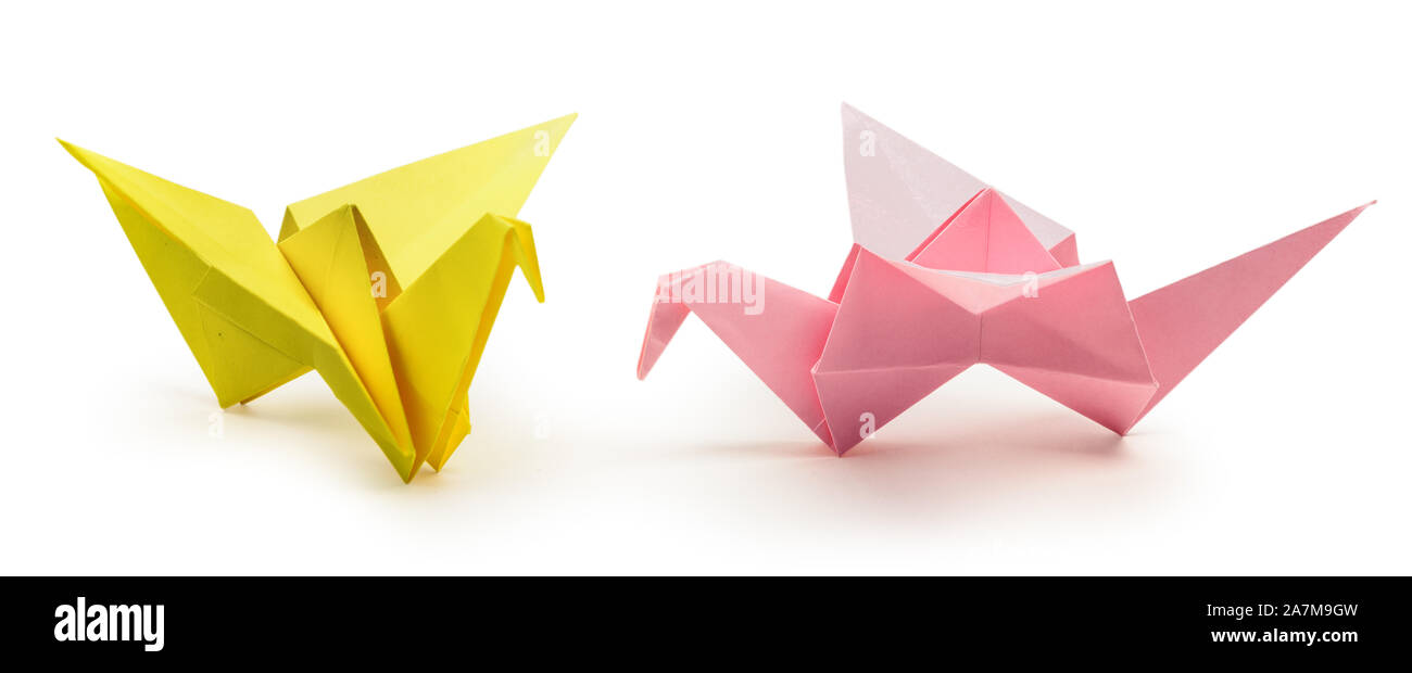 Colore origami di volo di uccelli isolati con percorso di clipping. Giapponese carta ripiegata Swan. Pace e simbolo di speranza Foto Stock