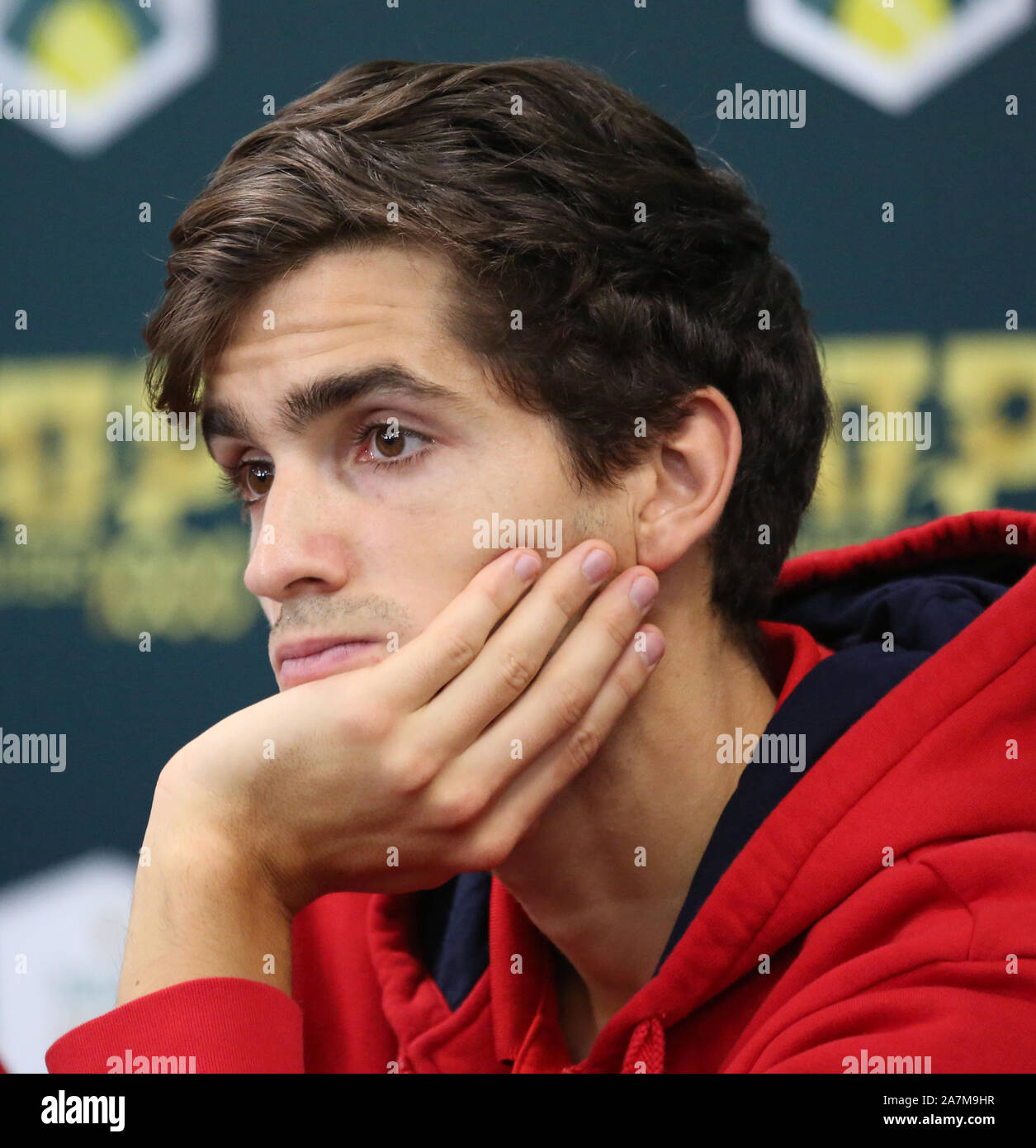Parigi, Francia. 03 Nov, 2019. Pierre-Hugues Herbert di Francia partecipa a una conferenza stampa dopo che lui e il suo partner raddoppia Nicolas MAHUT ha vinto il loro primo Rolex Masters di Parigi Doubles Championship contro russi Karen Khachanov e Andrej Rublev a Parigi la domenica, 3 novembre 2019. La coppia francese sconfitto i russi 6-4, 6-1 per vincere la loro settima ATP Masters 1000 team raddoppia il titolo. Foto di David Silpa/UPI Credito: UPI/Alamy Live News Foto Stock