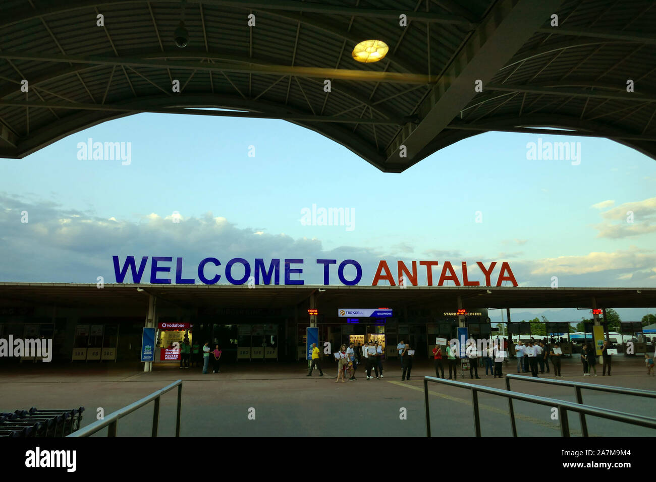 Benvenuti all'aeroporto di Antalya, Antalya, turco destinazione di vacanza, Turchia Costa turchese, Mare Mediterraneo, Foto Stock