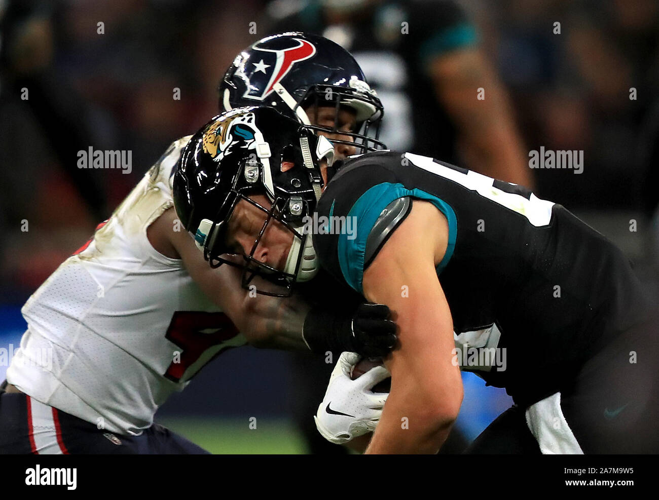 Jacksonville Jaguars Seth DeValve (a destra) è affrontato da Houston Texans Zach Cunningham durante la NFL serie internazionale corrisponde allo stadio di Wembley, Londra. Foto Stock