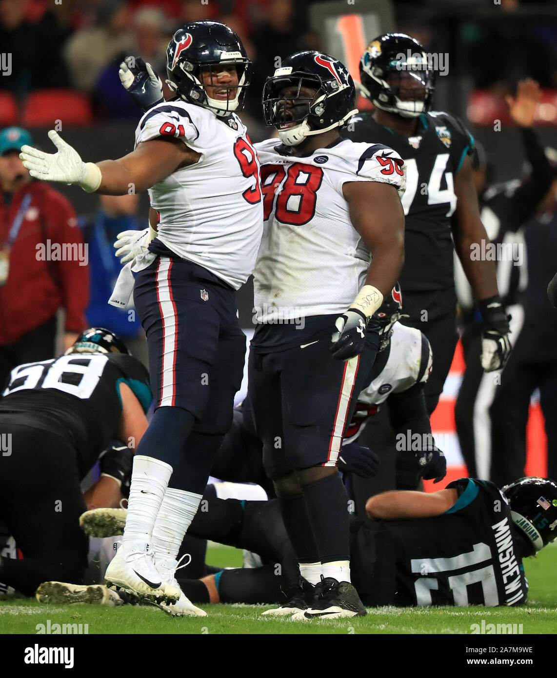 Houston Texans Carlos Watkins (sinistra) celebra dopo i saccheggi Jacksonville Jaguars Gardner Minshew II durante la NFL serie internazionale corrisponde allo stadio di Wembley, Londra. Foto Stock