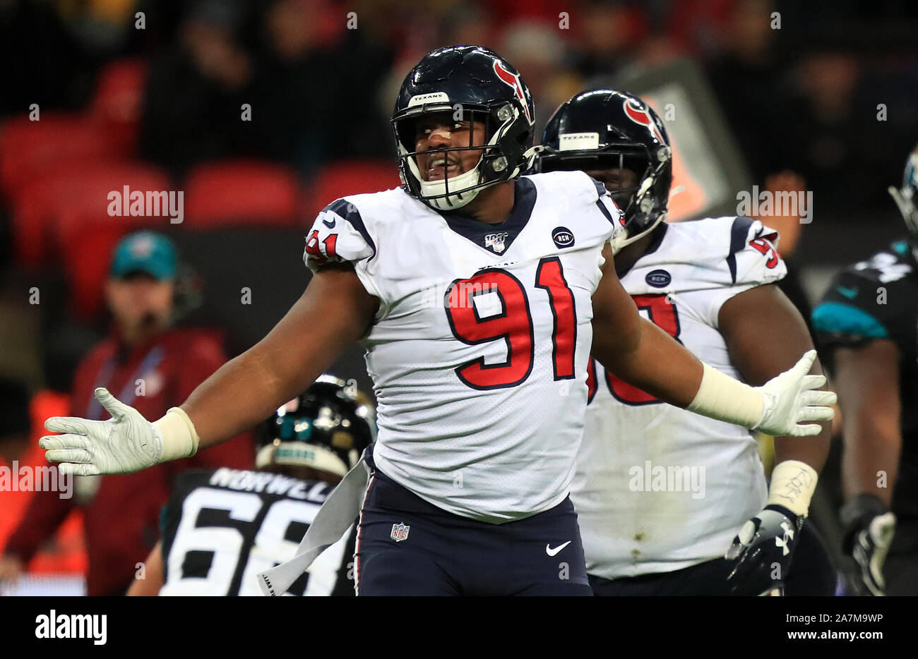 Houston Texans Carlos Watkins celebra dopo i saccheggi Jacksonville Jaguars Gardner Minshew II durante la NFL serie internazionale corrisponde allo stadio di Wembley, Londra. Foto Stock