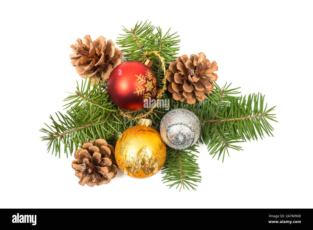 Pigne di abete con ramo di albero e decorazione di Natale pallina palle su uno sfondo bianco. Vista superiore Foto Stock