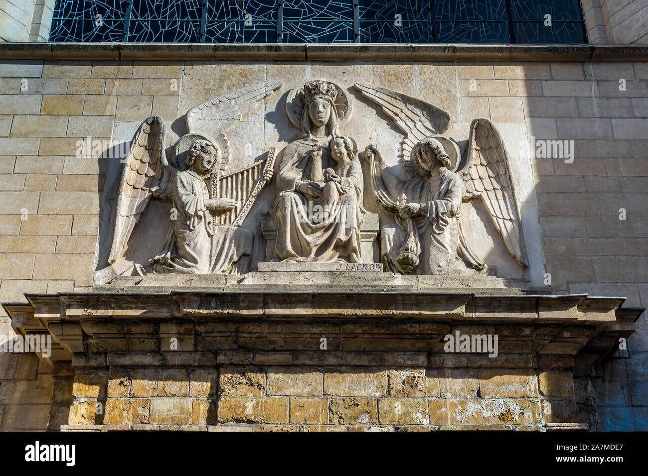 Angelic scolpita in pietra sopra il fregio del portale di la chiesa di San Nicola, Bruxelles, Belgio. Foto Stock