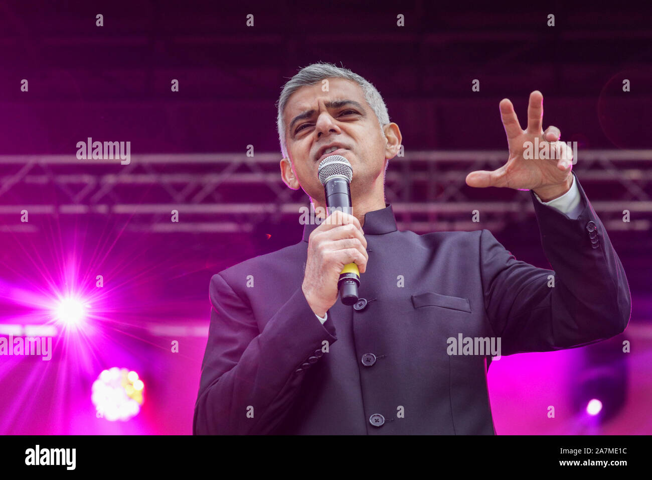 Trafalgar Square, Londra, 3 novembre 2019. Sadiq Khan, sindaco di Londra, parla della ricca diversità culturale di Londra e celebra Diwali in the Square, l'annuale Festival Hindu delle luci, sul palco di Trafalgar Square, Londra, Inghilterra. Credit: Imageplotter/Alamy Live News Foto Stock