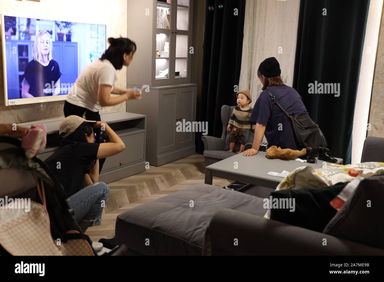 Una famiglia di scattare delle foto di un bambino in piedi su una sedia di IKEA in Shenyang City, a nord-est della Cina di provincia di Liaoning, 6 settembre 2019. Foto Stock