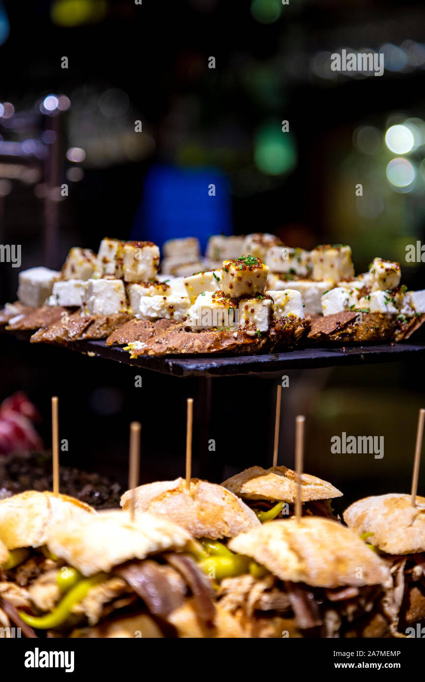 Pintxos al bar Atari Gastroteka pintxos, San Sebastian, Spagna Foto Stock