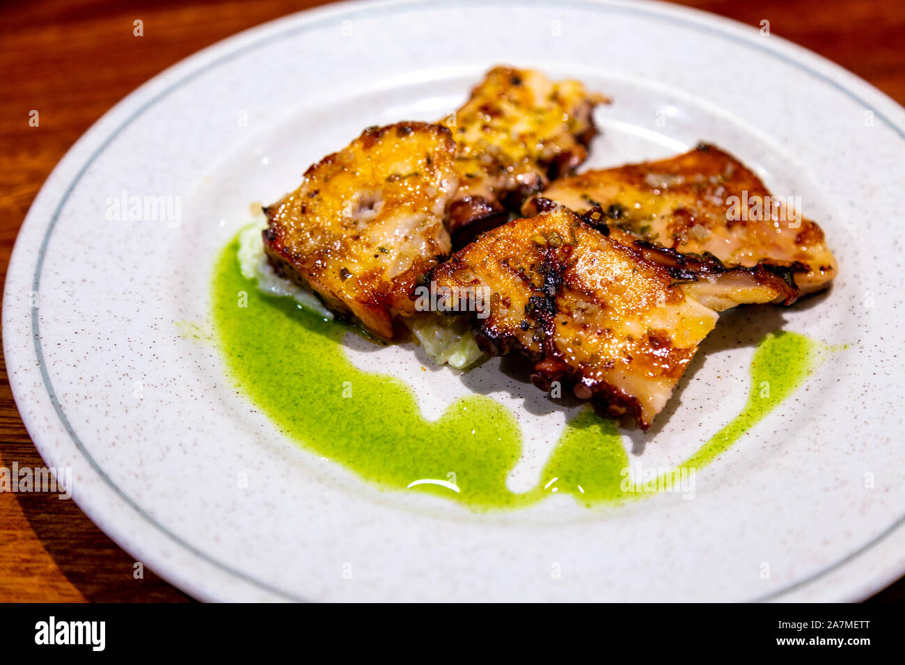 Il galiziano grigio grigliate polpo a la plancha a tapas bar La Cuchara de San Telmo, San Sebastian, Spagna Foto Stock