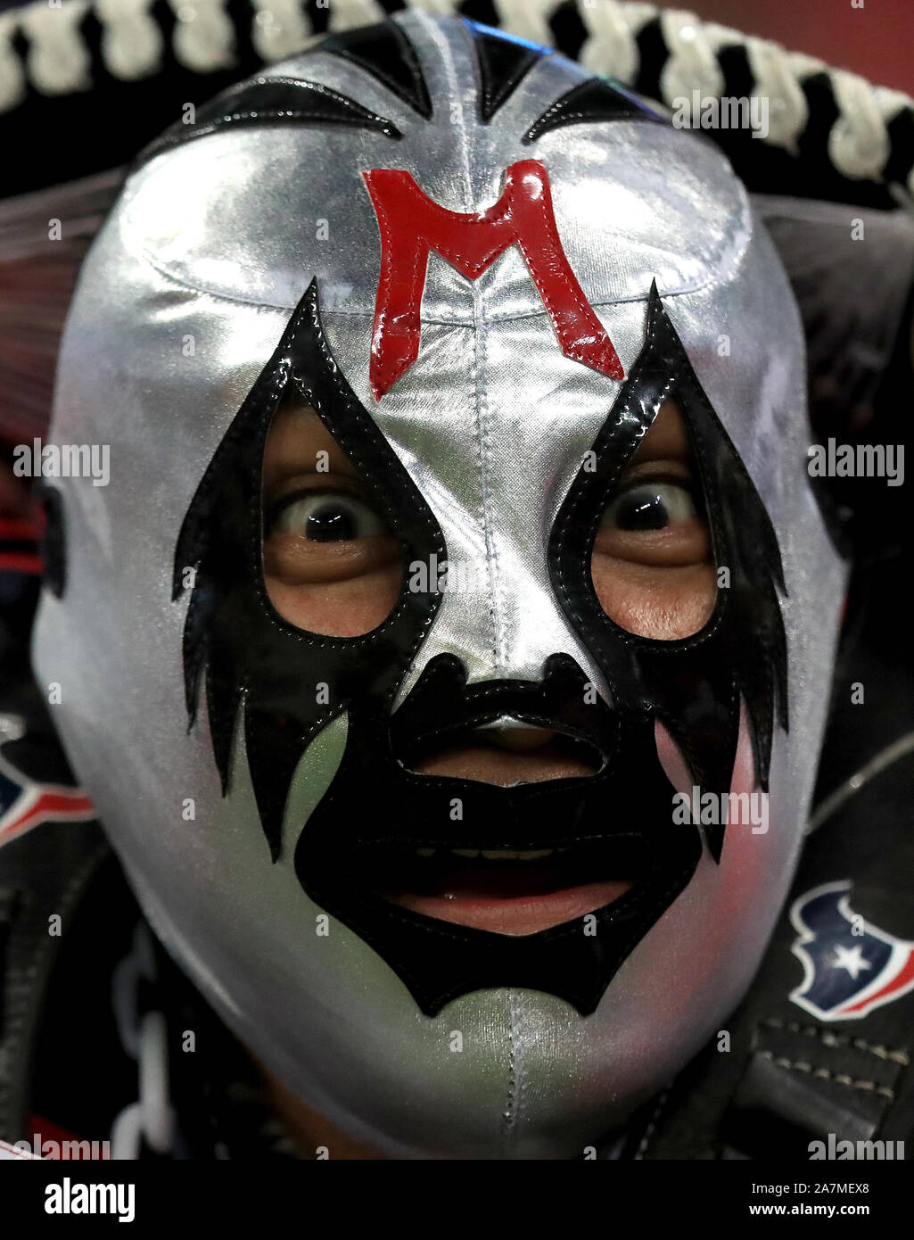 A Houston Texans fan celebra dopo la NFL serie internazionale corrisponde allo stadio di Wembley, Londra. Foto Stock