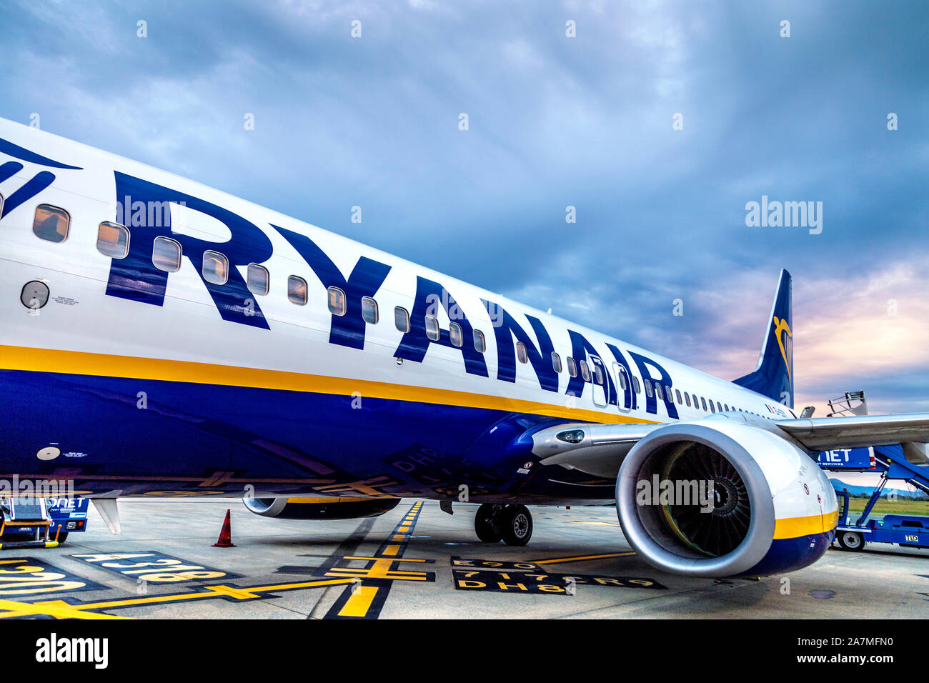 Aereo Ryanair su asfalto presso l'Aeroporto di Biarritz, Francia Foto Stock