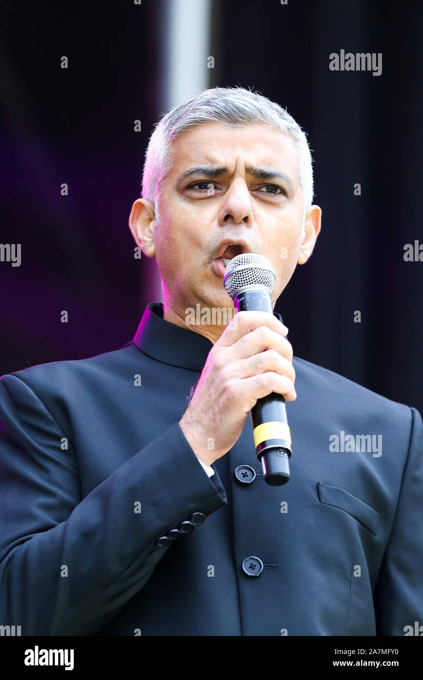 Londra, Regno Unito. 03 Nov, 2019. Sadiq Khan, sindaco di Londra parlando durante l'evento.Diwali un festival annuale di luce celebrazioni hanno partecipato centinaia di persone provenienti da tutte le comunità e ospitato dal sindaco di Londra a Trafalgar Square. Credito: SOPA Immagini limitata/Alamy Live News Foto Stock