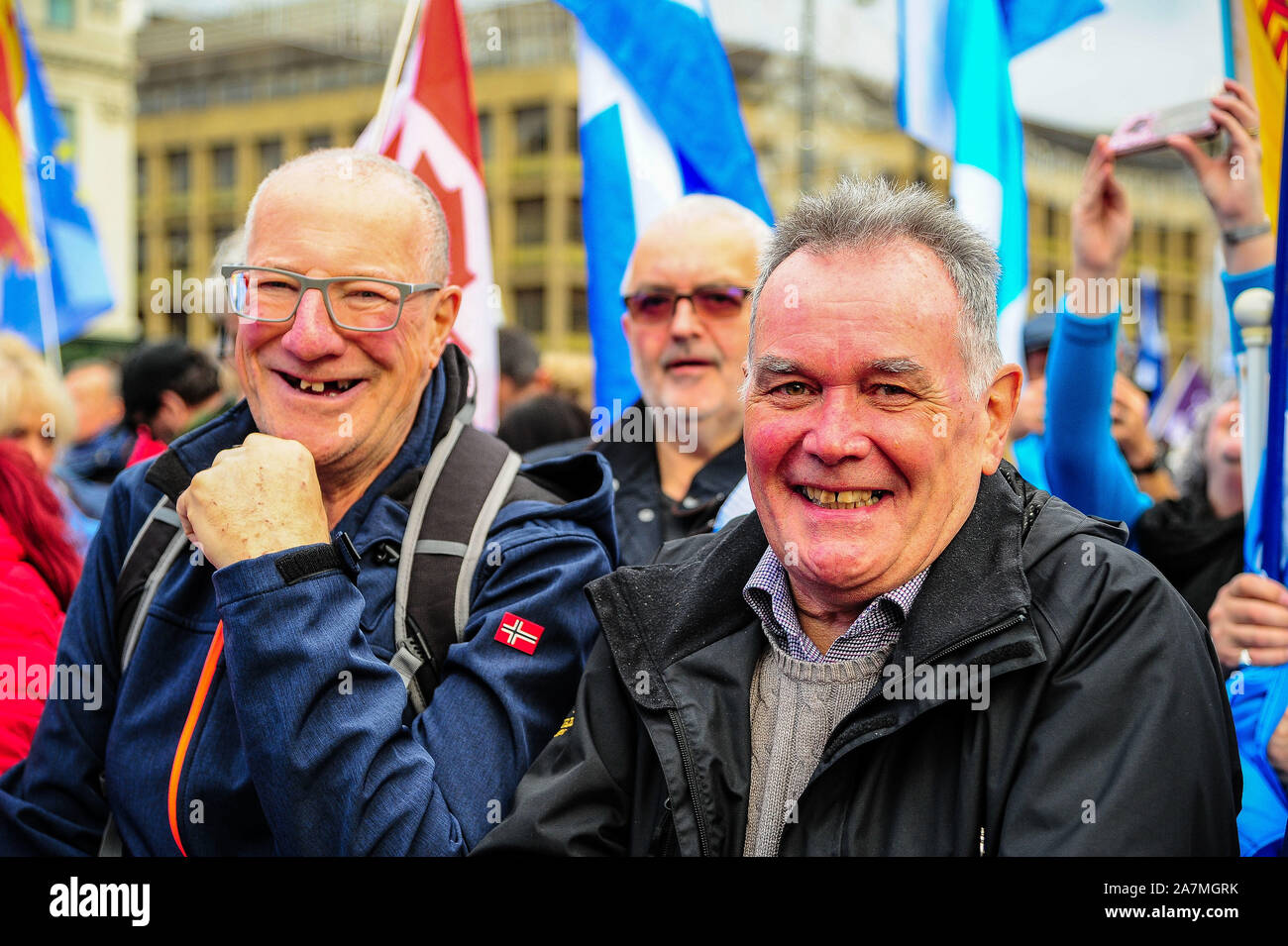 Glasgow, Regno Unito. 02Nov, 2019. I sostenitori dell'indipendenza sorriso per una foto durante la IndyRef2020 rally ospitato dal quotidiano nazionale. Credito: SOPA Immagini limitata/Alamy Live News Foto Stock