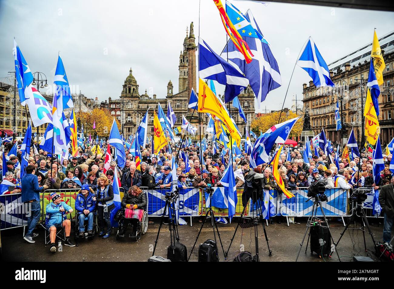 Glasgow, Regno Unito. 02Nov, 2019. Migliaia di sostenitori di indipendenza bandiere d'onda durante la IndyRef2020 rally ospitato dal quotidiano nazionale. Credito: SOPA Immagini limitata/Alamy Live News Foto Stock