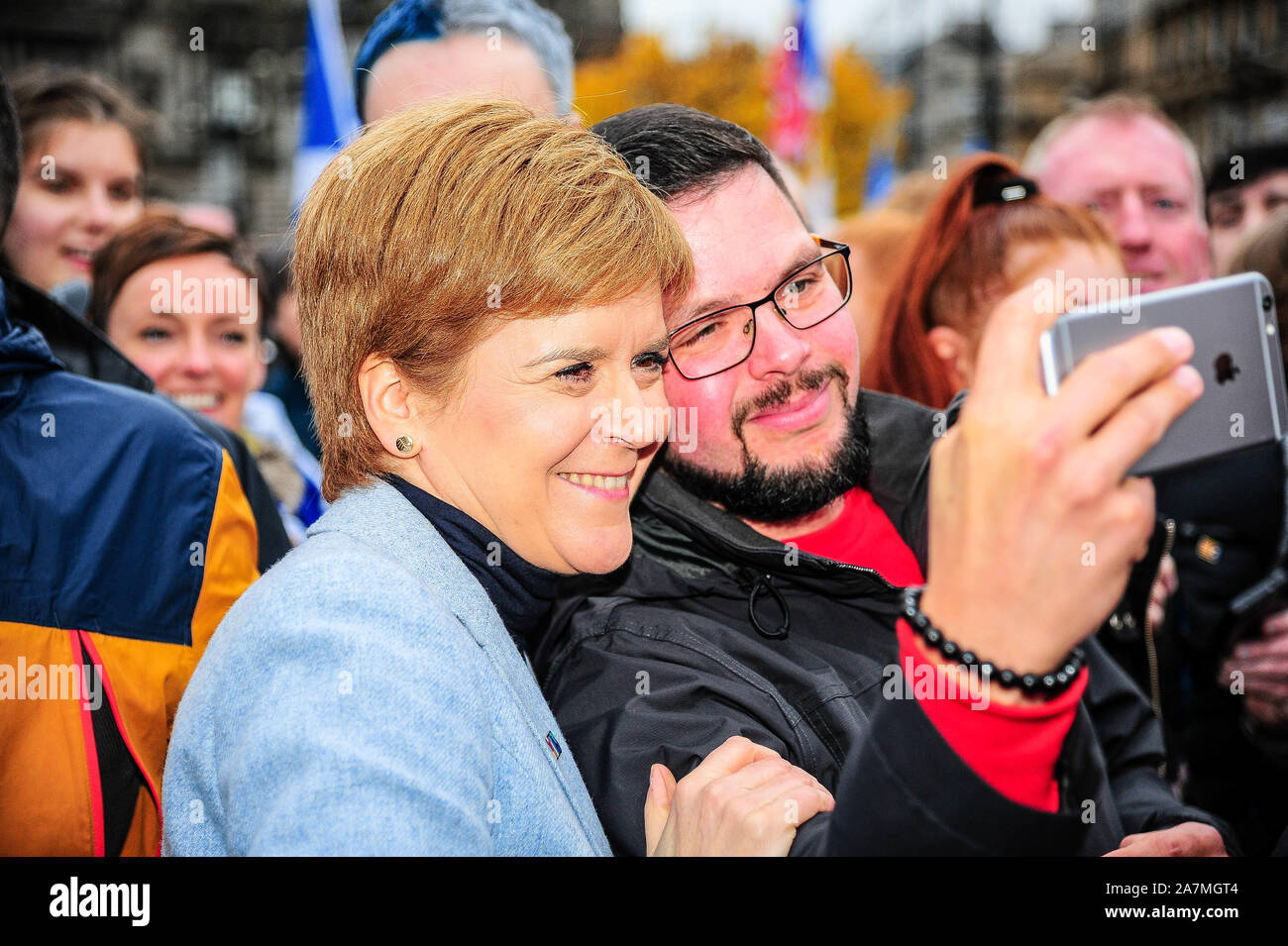 Glasgow, Regno Unito. 02Nov, 2019. Primo Ministro Nicola storione (SNP) prende selfies con i sostenitori dell'indipendenza durante il IndyRef2020 rally ospitato dal quotidiano nazionale. Credito: SOPA Immagini limitata/Alamy Live News Foto Stock