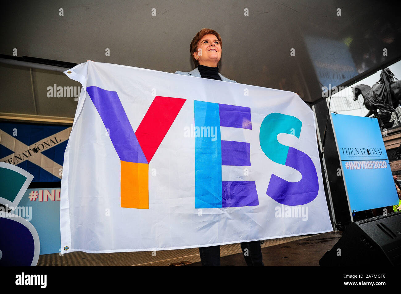 Glasgow, Regno Unito. 02Nov, 2019. Primo Ministro Nicola storione (SNP) tiene un sì banner dopo il suo intervento durante il IndyRef2020 rally ospitato dal quotidiano nazionale. Credito: SOPA Immagini limitata/Alamy Live News Foto Stock