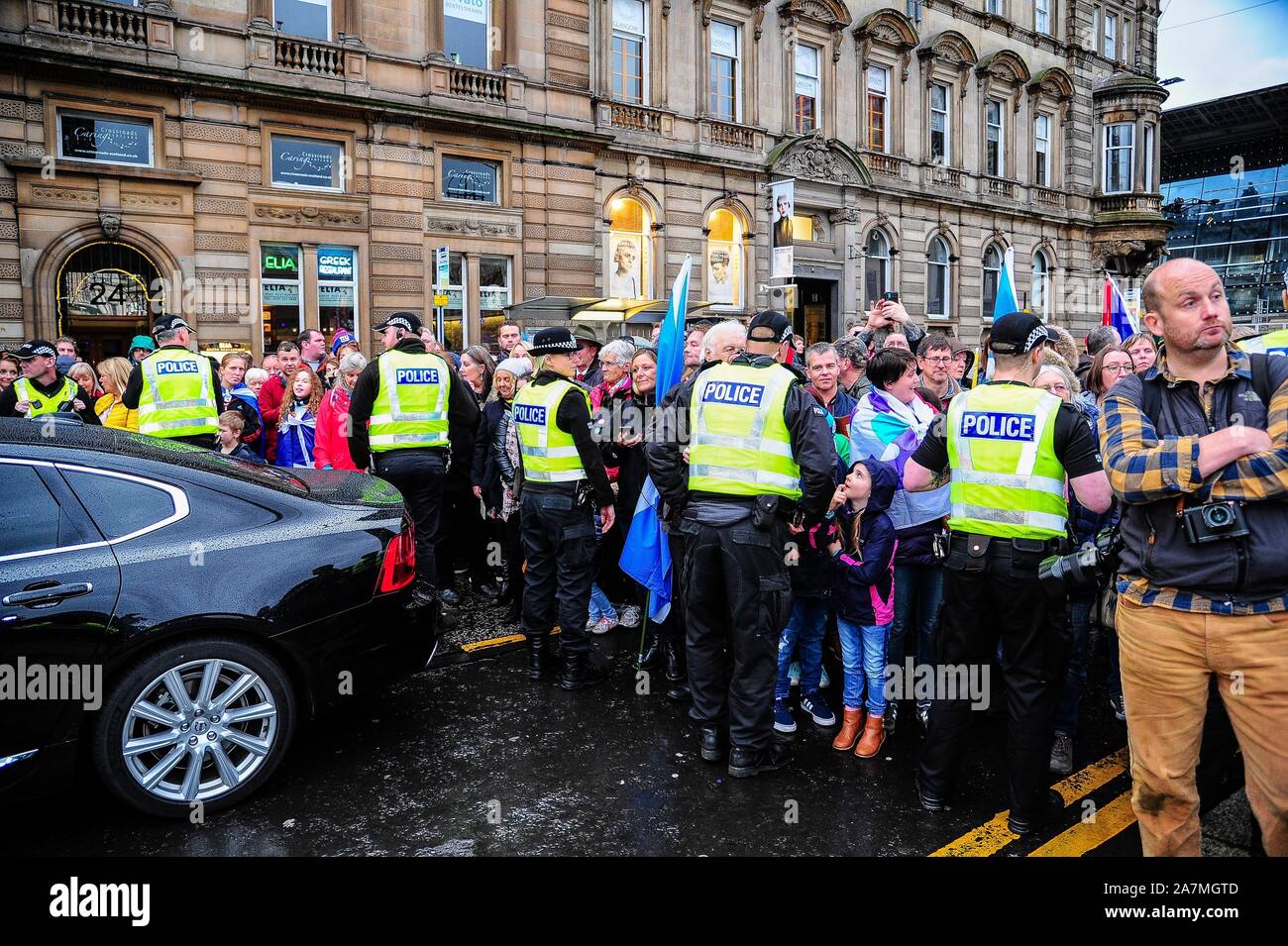 Glasgow, Regno Unito. 02Nov, 2019. Gli ufficiali di polizia tenere la folla di verificare prima della partenza i Ministri durante la IndyRef2020 rally ospitato dal quotidiano nazionale. Credito: SOPA Immagini limitata/Alamy Live News Foto Stock