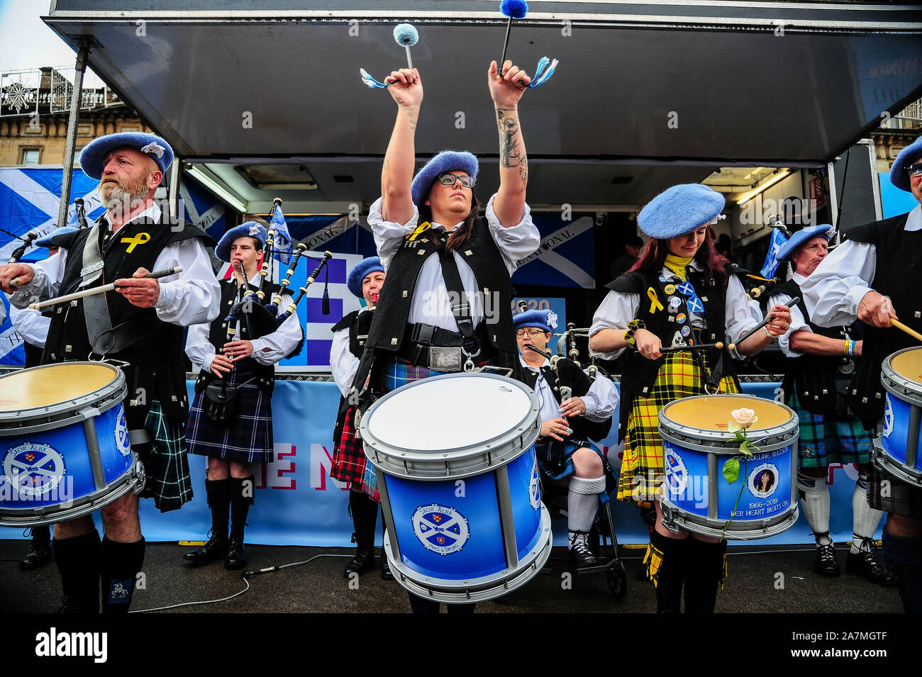 Glasgow, Regno Unito. 02Nov, 2019. Un tubo e il tamburo band suona durante il IndyRef2020 rally ospitato dal quotidiano nazionale. Credito: SOPA Immagini limitata/Alamy Live News Foto Stock