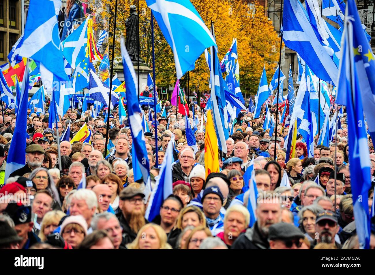 Glasgow, Regno Unito. 02Nov, 2019. Un close-up panoramica dei sostenitori di indipendenza con le loro bandierine durante il IndyRef2020 rally ospitato dal quotidiano nazionale. Credito: SOPA Immagini limitata/Alamy Live News Foto Stock
