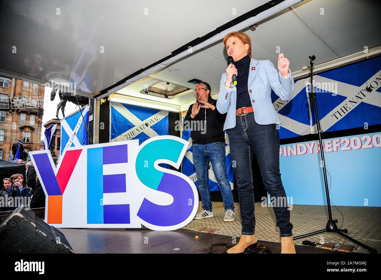 Glasgow, Regno Unito. 02Nov, 2019. Primo Ministro Nicola storione (SNP) risolve i sostenitori di indipendenza durante la IndyRef2020 rally ospitato dal quotidiano nazionale. Credito: SOPA Immagini limitata/Alamy Live News Foto Stock