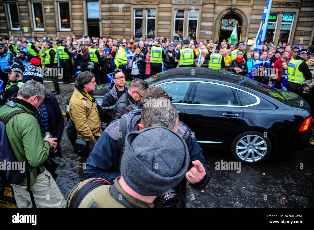 Glasgow, Regno Unito. 02Nov, 2019. Premere i fotografi attendere per la partenza del primo ministro Nicola storione (SNP)dall'IndyRef2020 rally ospitato dal quotidiano nazionale. Credito: SOPA Immagini limitata/Alamy Live News Foto Stock