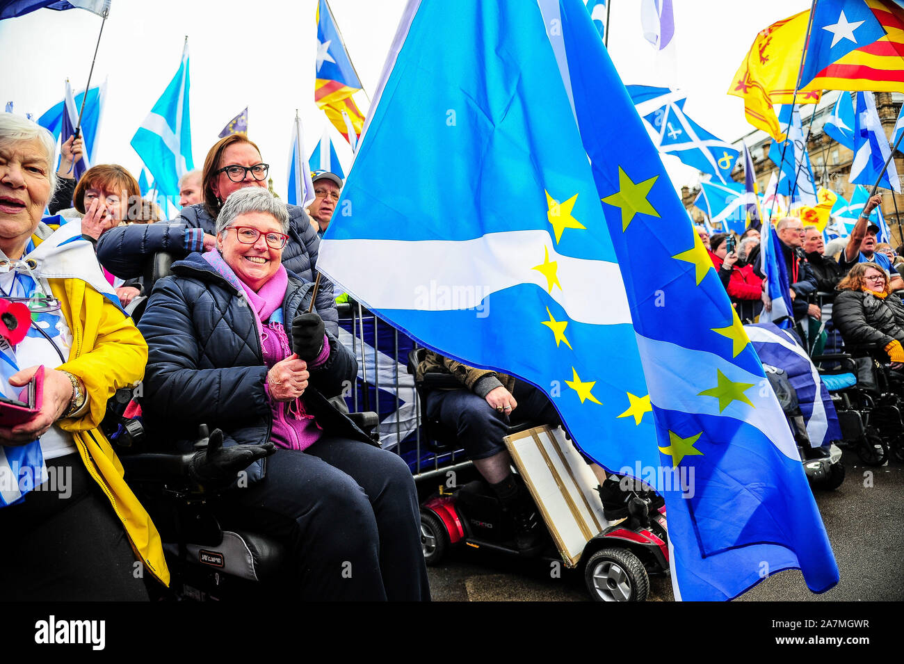 Glasgow, Regno Unito. 02Nov, 2019. Una indipendenza sostenitore mantiene la sua Scozia in Europa bandiera durante la IndyRef2020 rally ospitato dal quotidiano nazionale. Credito: SOPA Immagini limitata/Alamy Live News Foto Stock